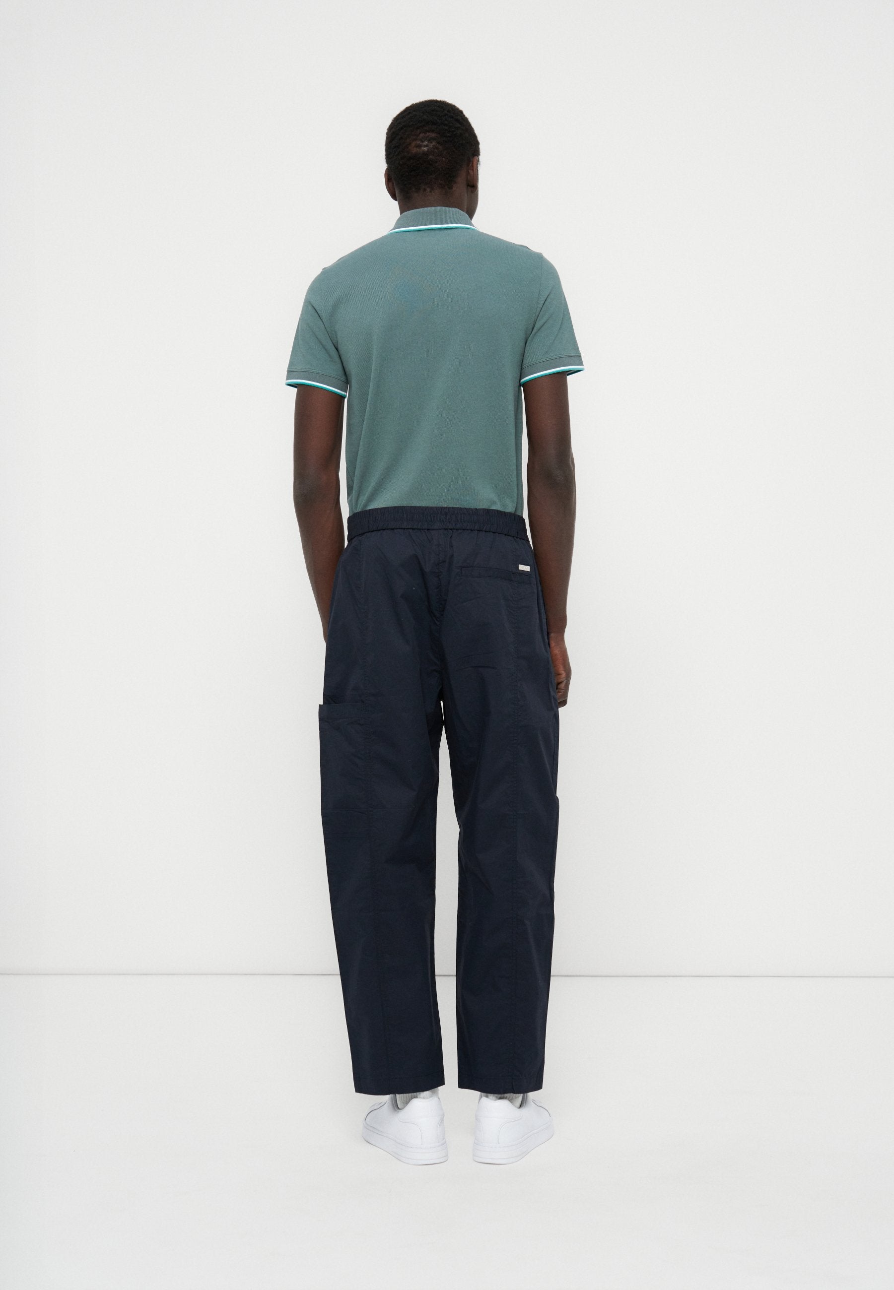 Armani Exchange Chino Media 2