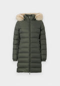 Olivengrüner, langer, gesteppter Wintermantel mit Frontreißverschluss, seitlichen Taschen, elastischen Bündchen und Kapuze mit beigefarbenem Kunstfellbesatz.