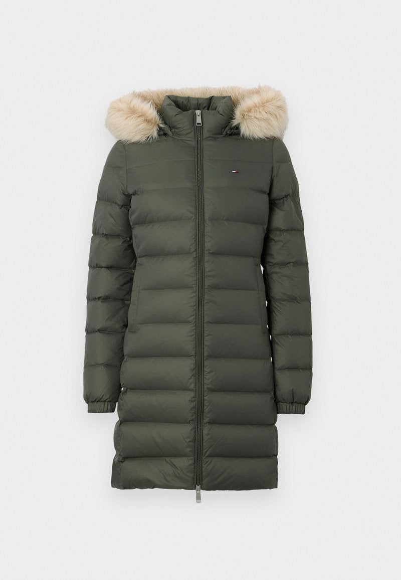 Olivengrüner, langer, gesteppter Wintermantel mit Frontreißverschluss, seitlichen Taschen, elastischen Bündchen und Kapuze mit beigefarbenem Kunstfellbesatz.