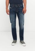 Dunkelblaue Denim-Jeans mit geradem Bein-Design, sichtbar genäht, mit fünf Taschen und einem dezenten Ausbleichmuster. Kombiniert mit grauen Sneakers.