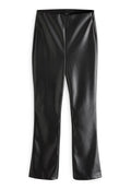 Schwarze Kunstlederhosen mit schmaler Passform, glatter Textur, dezentem Glanz und ausgestellt geschnittenem Saum. Verfügt über einen normalen Bund ohne sichtbare Verschlüsse.