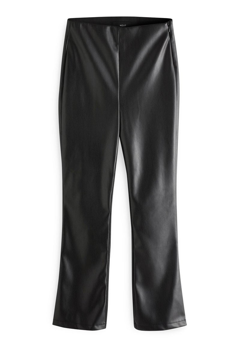 Schwarze Kunstlederhosen mit schmaler Passform, glatter Textur, dezentem Glanz und ausgestellt geschnittenem Saum. Verfügt über einen normalen Bund ohne sichtbare Verschlüsse.