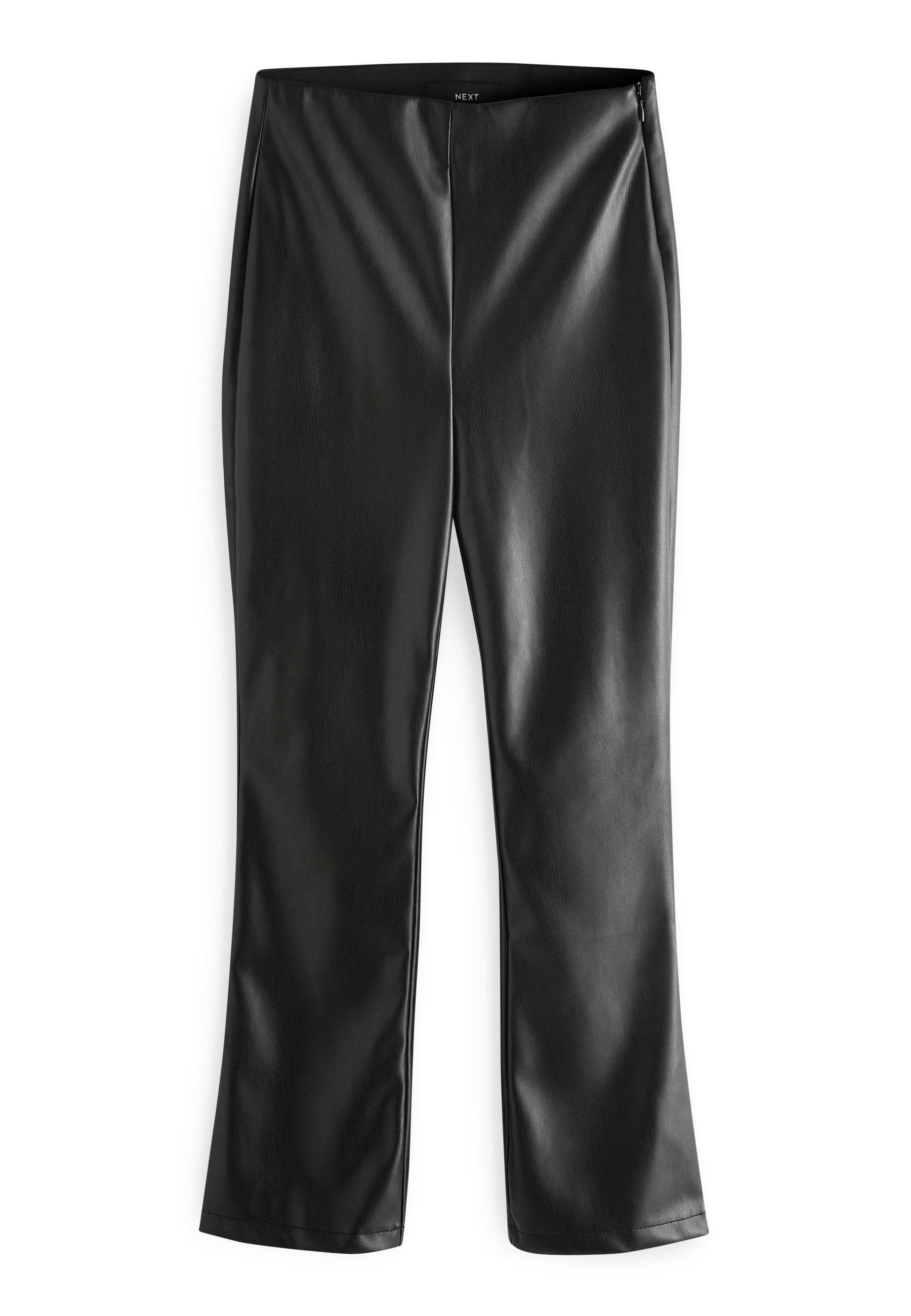 Schwarze Kunstlederhosen mit schmaler Passform, glatter Textur, dezentem Glanz und ausgestellt geschnittenem Saum. Verfügt über einen normalen Bund ohne sichtbare Verschlüsse.