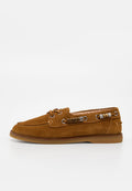 Brauner Wildleder-Mokassin mit Spitzen-Details, Metallperlen-Akzenten, flacher Gummisohle und gesticktem Zehendesign.