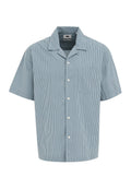 Kurze Ärmeln Button-up-Hemd in Hellblau mit vertikalen weißen Streifen, mit Kragen, Brusttasche und weichem Stoffgefühl.