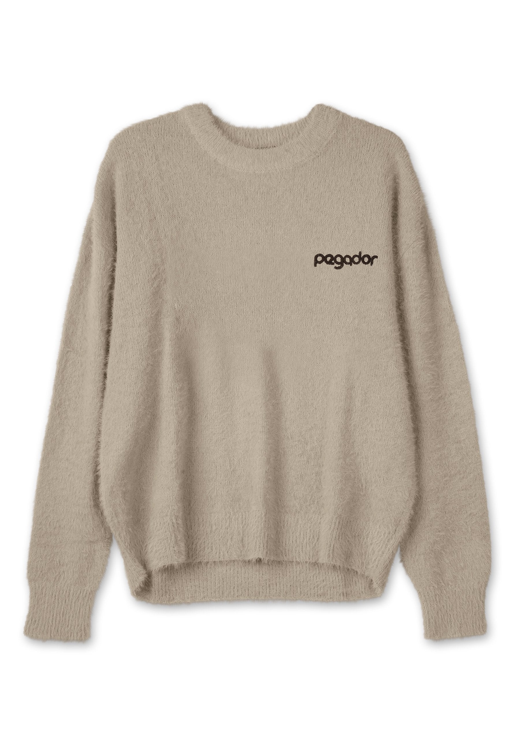 Beige flauschiger Pullover mit rundem Halsausschnitt, gerippten Bündchen und Saum; verfügt über ein kleines, dunkelbraunes "pagedor"-Logo auf der Vorderseite.