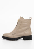 Beige Leder-Stiefelette mit seitlichem Reißverschluss, strukturiertem Obermaterial, runder Zehenpartie und robuster schwarzer Gummisohle. Einfaches Design mit Zuglasche.