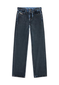 Dunkelblaue Denim-Jeans mit geradem Bein, ausgestattet mit fünf Taschen und einem verwaschenen Finish. Der Saum ist leicht fransig, was für Textur sorgt.