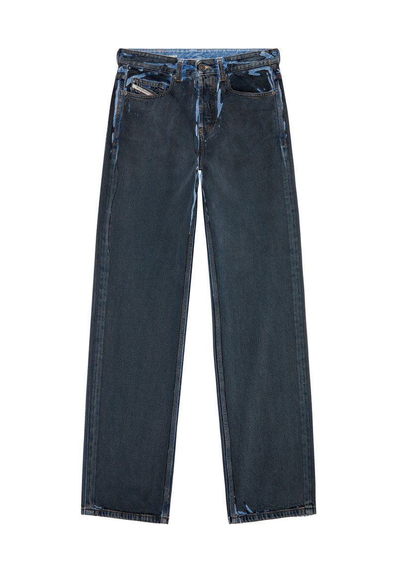 Dunkelblaue Denim-Jeans mit geradem Bein, ausgestattet mit fünf Taschen und einem verwaschenen Finish. Der Saum ist leicht fransig, was für Textur sorgt.