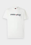 Weißes T-Shirt mit kurzen Ärmeln, schwarzer Aufschrift "TOMMY JEANS" und einem rot-weiß-blauen Flaggenlogo, das mittig auf der Brust platziert ist.
