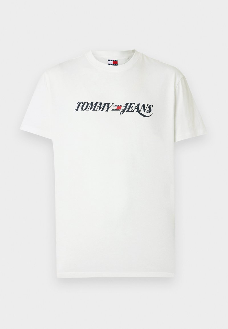 Weißes T-Shirt mit kurzen Ärmeln, schwarzer Aufschrift "TOMMY JEANS" und einem rot-weiß-blauen Flaggenlogo, das mittig auf der Brust platziert ist.