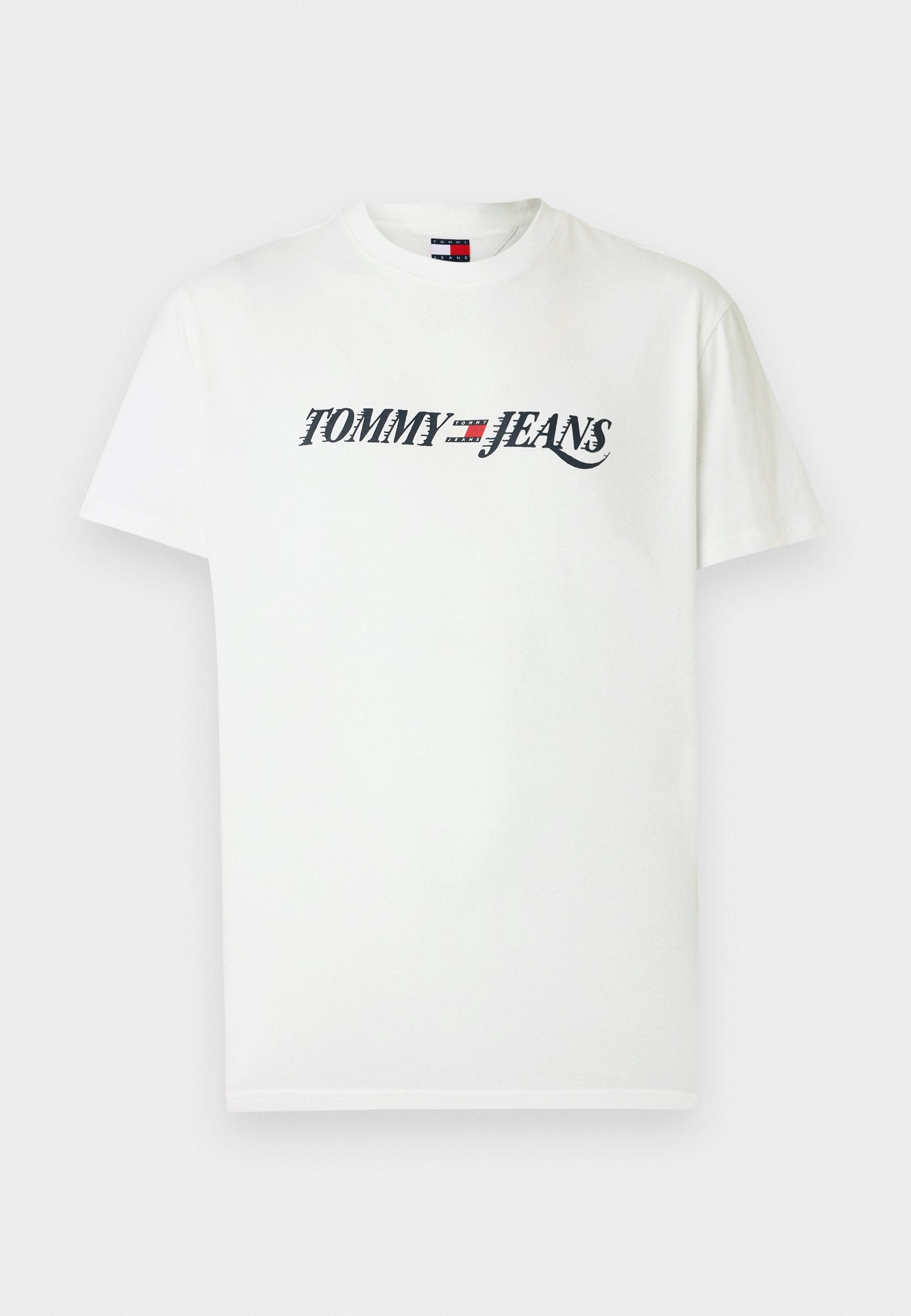 Weißes T-Shirt mit kurzen Ärmeln, schwarzer Aufschrift "TOMMY JEANS" und einem rot-weiß-blauen Flaggenlogo, das mittig auf der Brust platziert ist.
