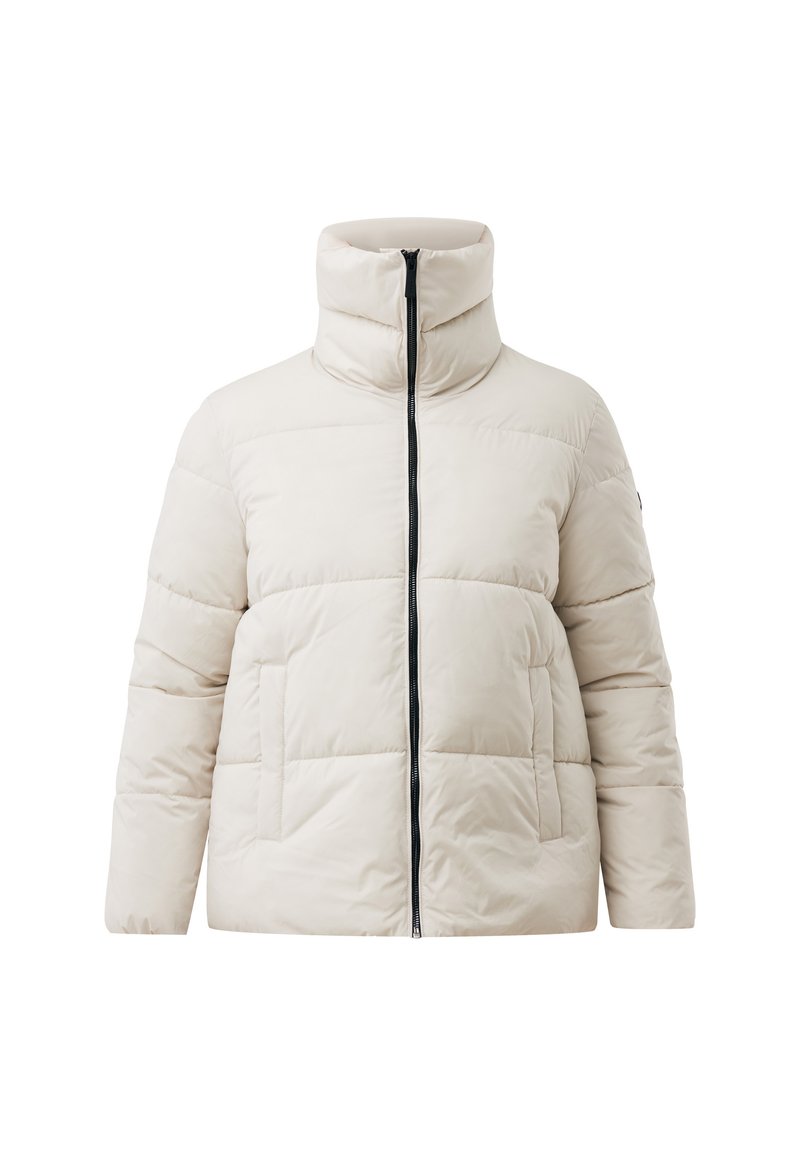 Cremefarbene Puffjacke mit hohem Kragen, voller schwarzer Frontreißverschluss und Seitentaschen, auf einem weißen Hintergrund dargestellt.