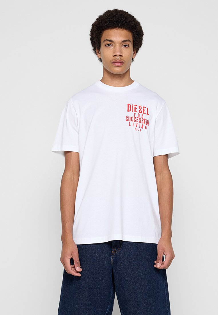 Weißes Baumwoll-T-Shirt mit kurzen Ärmeln, auf der linken Seite mit rotem Aufdruck "DIESEL FOR SUCCESSFUL LIVING 1978" versehen.