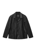 Schwarze Lederjacke mit Kragen, Knopfverschluss, zwei vorderen Taschen und glatter Textur. Leichter Glanz, entspanntes Design.
