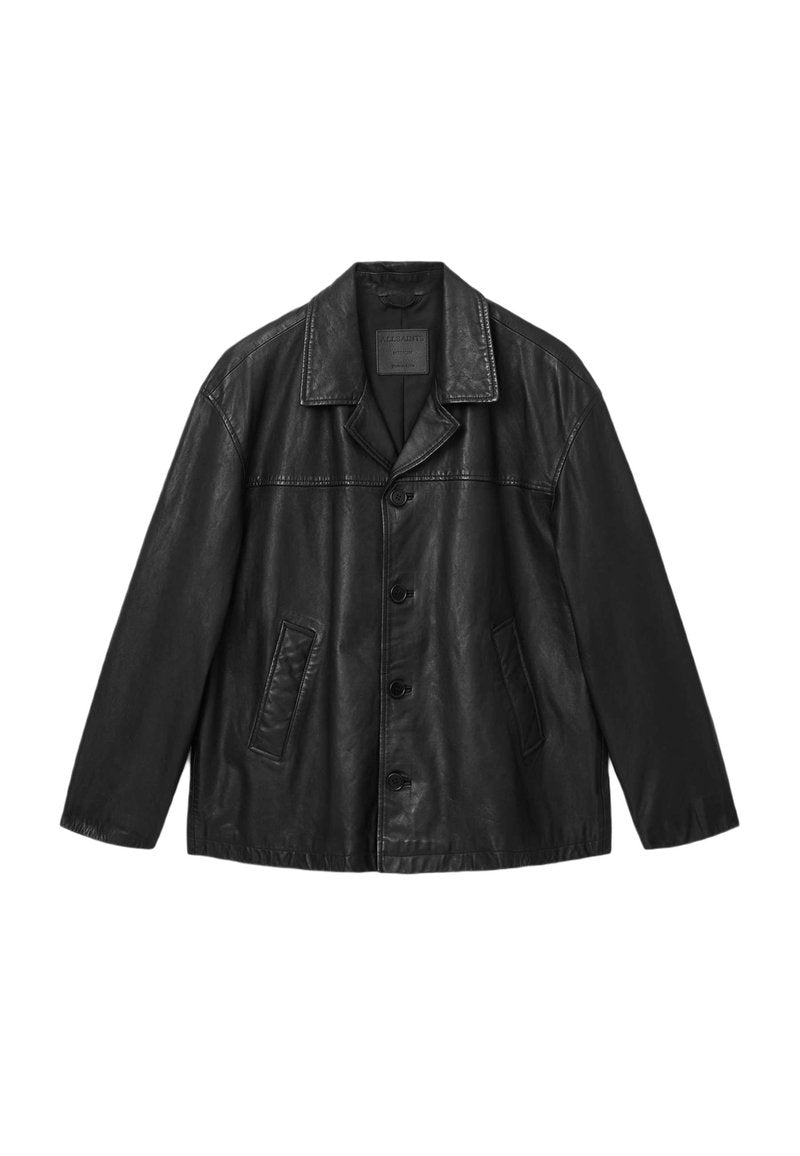 Schwarze Lederjacke mit Kragen, Knopfverschluss, zwei vorderen Taschen und glatter Textur. Leichter Glanz, entspanntes Design.