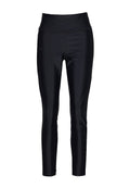 Schwarze Leggings aus glattem, dehnbarem Stoff mit hohem Bund, die eine eng anliegende Passform aufweisen und keine sichtbaren Muster oder Verzierungen haben.