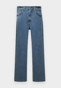 Blaue gerade geschnittene Jeans aus Denim mit fünf Taschen, Gürtelschlaufen und Knopfverschluss, auf einem weißen Hintergrund präsentiert.