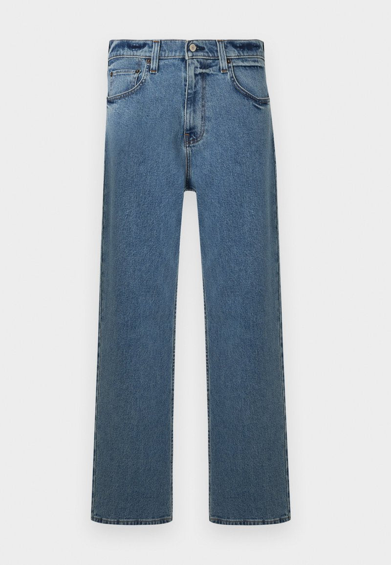 Blaue gerade geschnittene Jeans aus Denim mit fünf Taschen, Gürtelschlaufen und Knopfverschluss, auf einem weißen Hintergrund präsentiert.