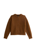 Brauner Wollcardigan mit langen Ärmeln und Rundhalsausschnitt, flach auf einem weißen Hintergrund ausgelegt.