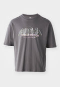 Grau Baumwoll-T-Shirt mit kurzen Ärmeln, das ein glänzendes, mehrfarbiges "ALPHA STUDIO EDITION"-Logo in der Mitte auf der Vorderseite zeigt.