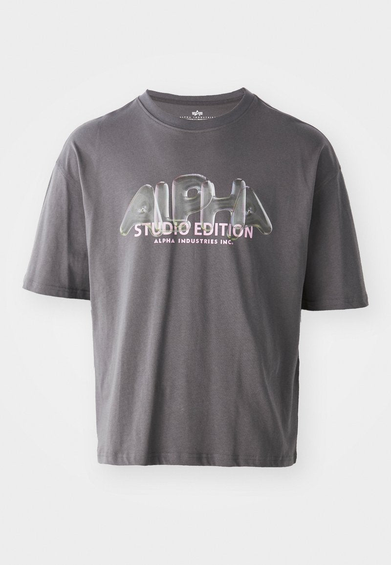 Grau Baumwoll-T-Shirt mit kurzen Ärmeln, das ein glänzendes, mehrfarbiges "ALPHA STUDIO EDITION"-Logo in der Mitte auf der Vorderseite zeigt.