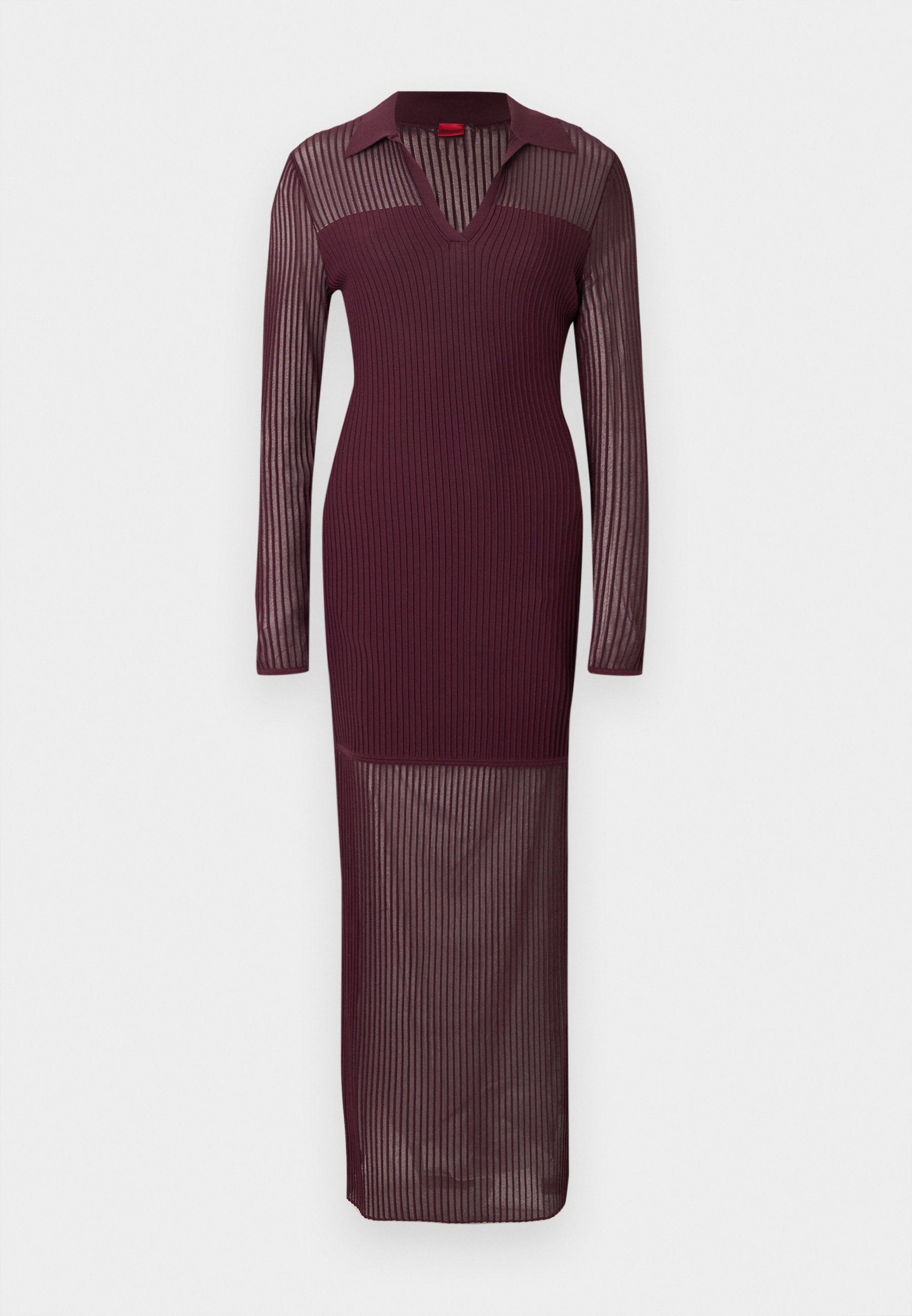 Maxikleid in Burgunderrot mit Rippstruktur, langen transparenten Ärmeln, figurbetonter Silhouette und V-Ausschnitt, mit einem eng anliegenden Oberteil und einem transparenten Rock.