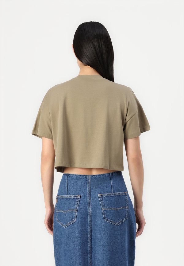 Noisy May Short sleeved semi cropped