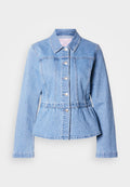 Hellblaue Jeansjacke mit langen Ärmeln, Knopfverschluss, Taillenpeplum und genähten Nähten. Verfügt über einen klassischen Kragen und silberne Metallakzente.