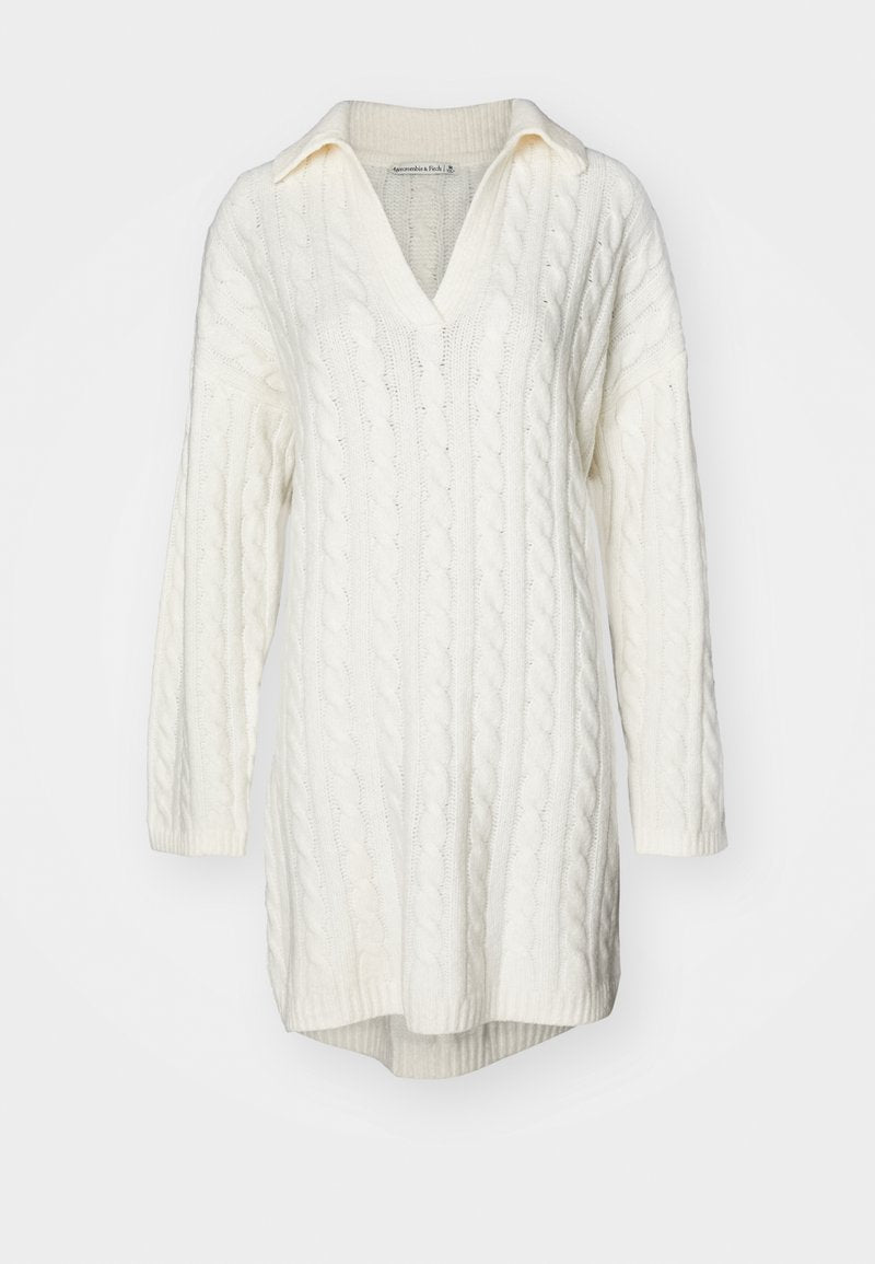 Weißer Strickpullover mit Polokragen, langen Ärmeln und einem leicht verlängerten Rückensaum. Strukturiertes Material mit einem dicken Strickmuster.