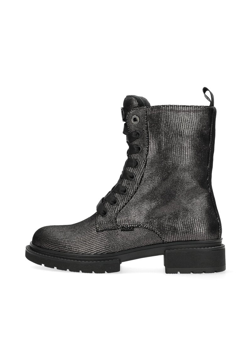 Schwarze Knöchelstiefel mit einer strukturierten metallischen Oberfläche, Schnürung vorne, runden Ösen und einer dicken Gummisohle. Mit einer Schlaufe auf der Rückseite.