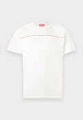 Weißes Diesel-T-Shirt mit kurzen Ärmeln, einem dünnen roten Streifen über der Brust und einem roten Diesel-Logoetikett am Halsausschnitt.