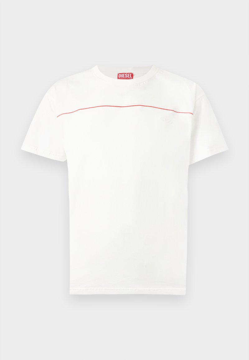 Weißes Diesel-T-Shirt mit kurzen Ärmeln, einem dünnen roten Streifen über der Brust und einem roten Diesel-Logoetikett am Halsausschnitt.