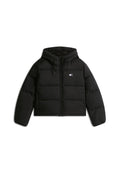 Schwarze, kurz geschnittene Steppjacke mit Kapuze, die einen Reißverschluss, elastische Bündchen und ein kleines Logo auf der linken Vorderseite hat.
