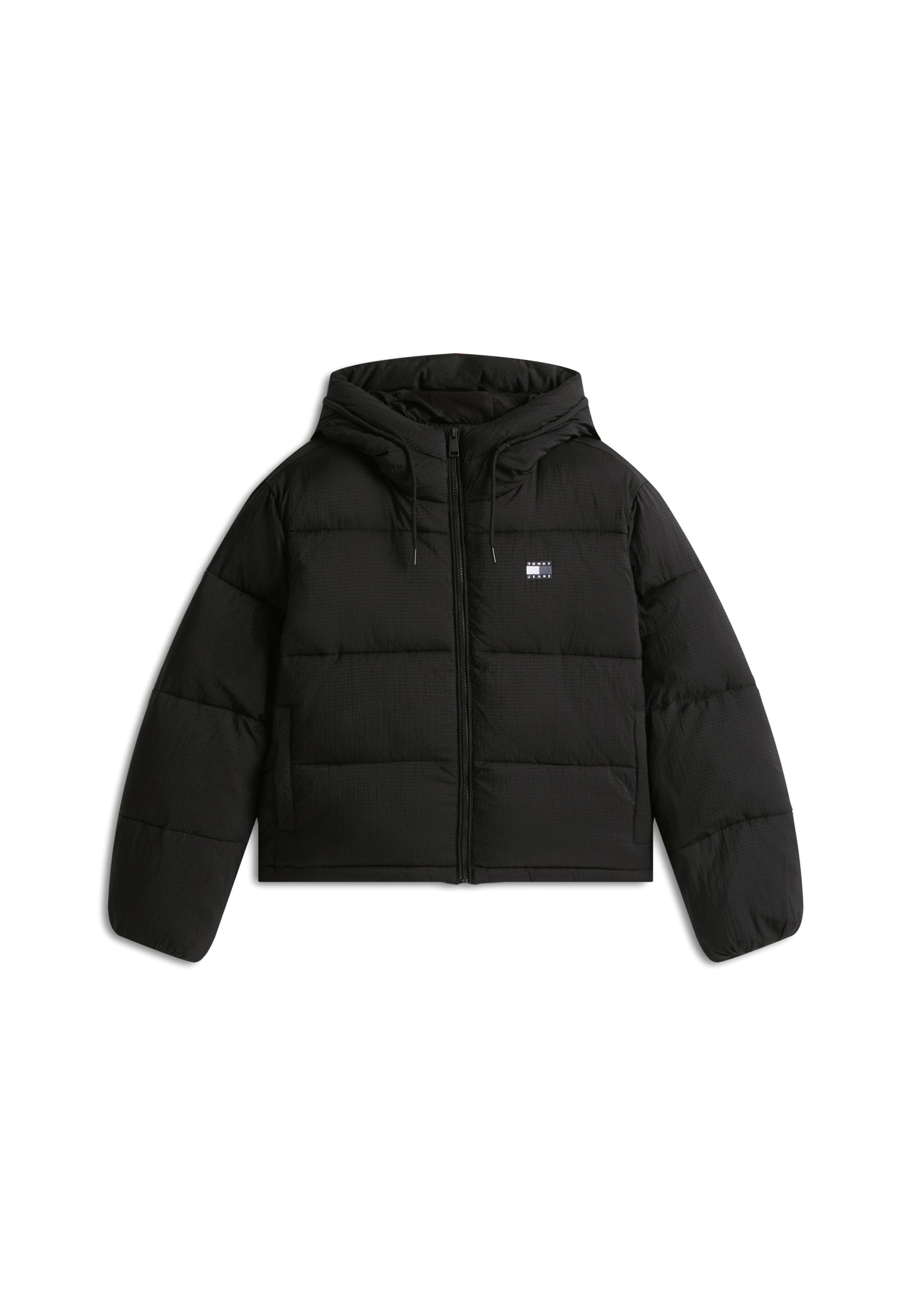 Schwarze, kurz geschnittene Steppjacke mit Kapuze, die einen Reißverschluss, elastische Bündchen und ein kleines Logo auf der linken Vorderseite hat.