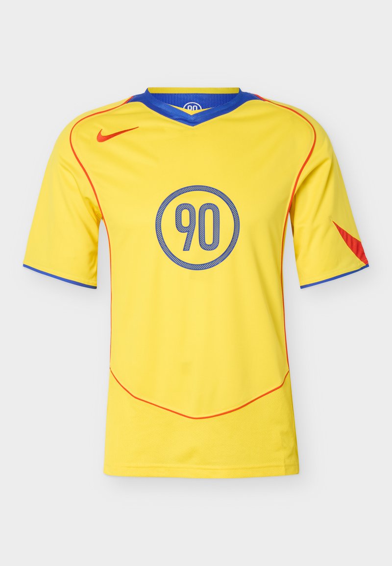 Gelbes Sporttrikot mit blauem Kragen, roten Paspelierungen, rotem Nike-Logo, roten Ärmeldetails und einer blauen "90" in einem Kreis auf der Brust.