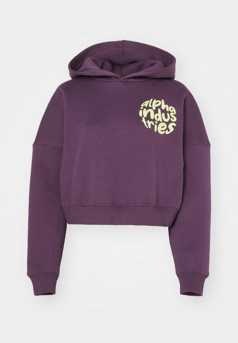 Lila cropped Hoodie aus weichem Stoff, mit einer Fronttasche und einem auffälligen gelben Logo auf der Brust.