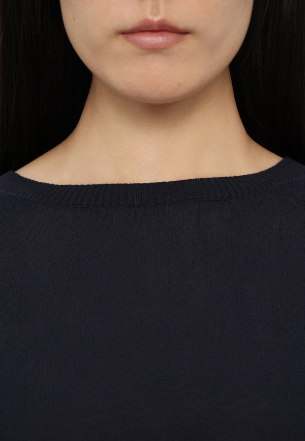 CLOSED CREW NECK LONG SLEEVE
