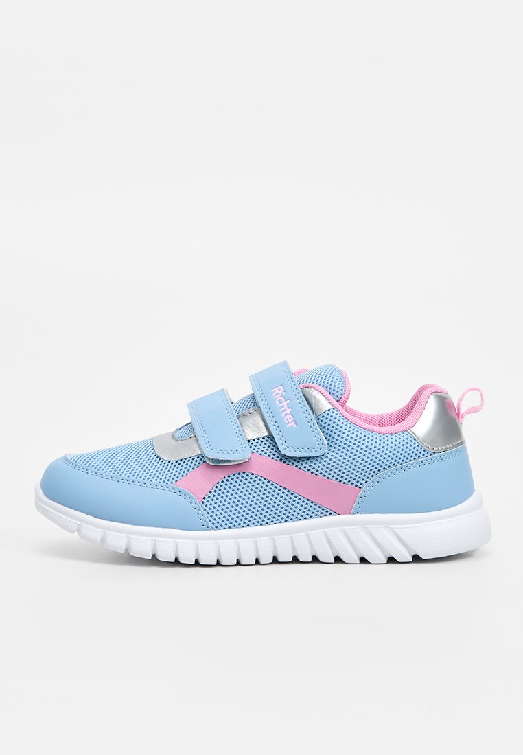 Hellblauer und pinker Kindersneaker aus Mesh-Stoff, mit zwei Klettverschlüssen mit der Aufschrift "Richter" und einer weißen, flexiblen Sohle.