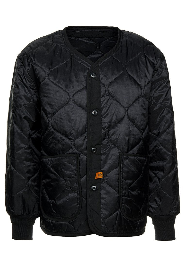 Schwarze gesteppte Jacke mit Rundhalsausschnitt, Knöpfen vorne, zwei großen Taschen und gerippten Bündchen; verfügt über ein strukturiertes Muster auf dem Stoff.