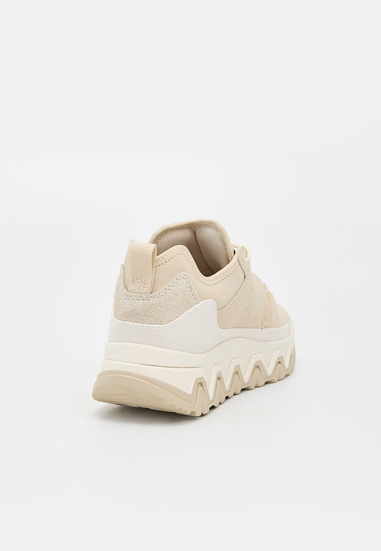 UGG CAPTRAIL LOW