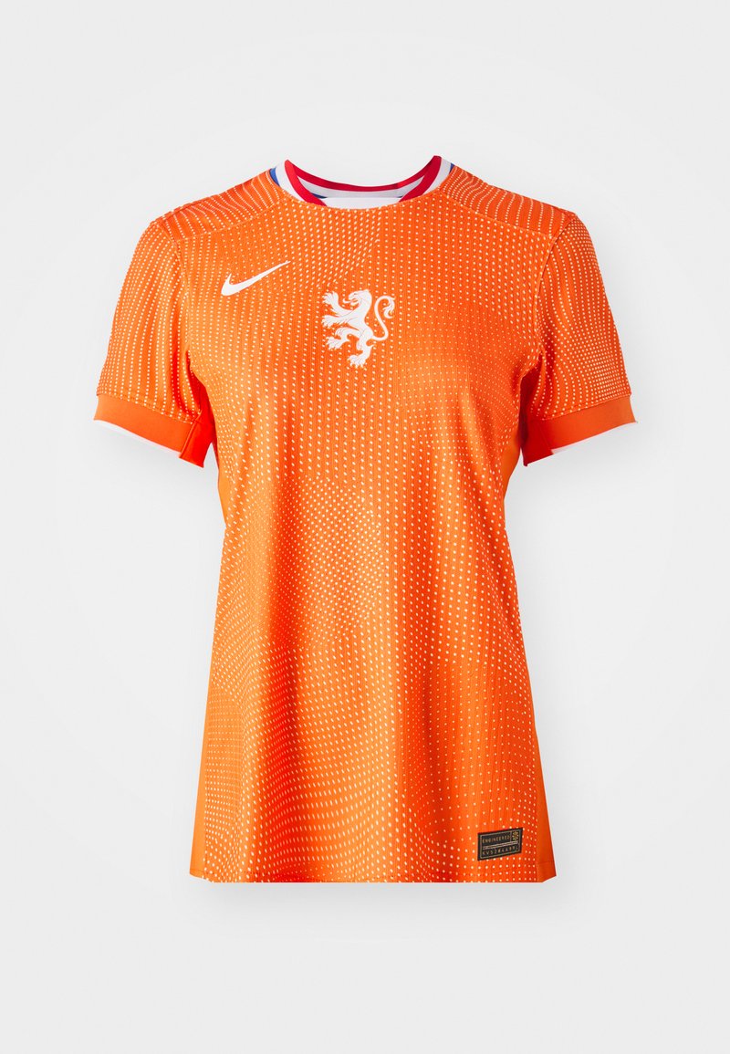 Orange Nike Fußballtrikot mit kurzen Ärmeln, das ein weißes Löwenemblem, eine gepunktete Textur und einen roten sowie blauen Kragenakzent aufweist.
