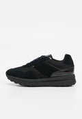 Schwarzer Sneaker mit niedrigem Schaft aus Mesh und Veloursleder, Schnürverschluss, gepolstertem Schaft und dicker Gummisohle.