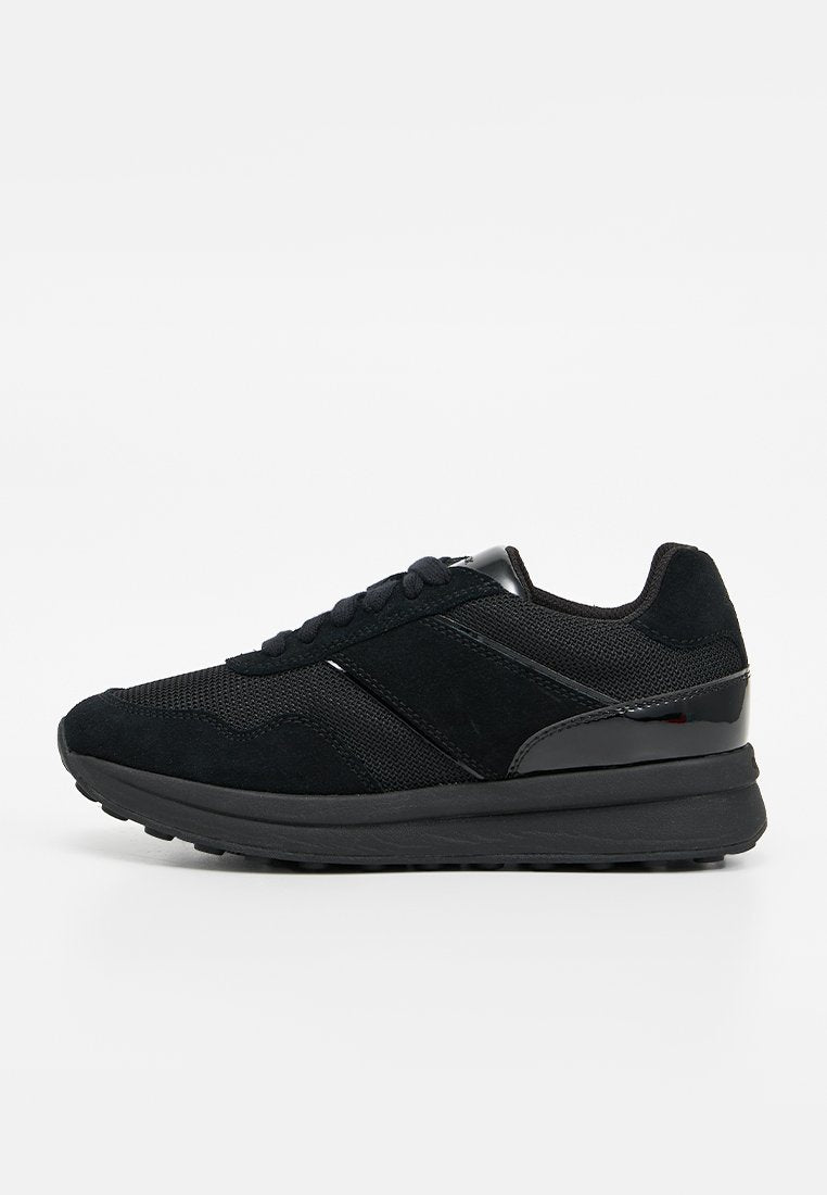 Schwarzer Sneaker mit niedrigem Schaft aus Mesh und Veloursleder, Schnürverschluss, gepolstertem Schaft und dicker Gummisohle.