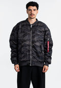Schwarze Camouflage-Daunenjacke aus glänzendem Nylon, mit einem Frontreißverschluss, gerippten Bündchen und Saum sowie einem roten Label am linken Ärmel.
