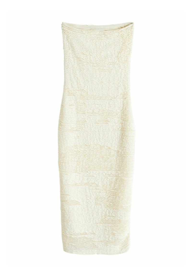 Trägerloses cremefarbenes Midikleid mit strukturiertem Oberflächen, enganliegender Silhouette und glattem Stoff. Keine zusätzlichen Verzierungen oder Muster.