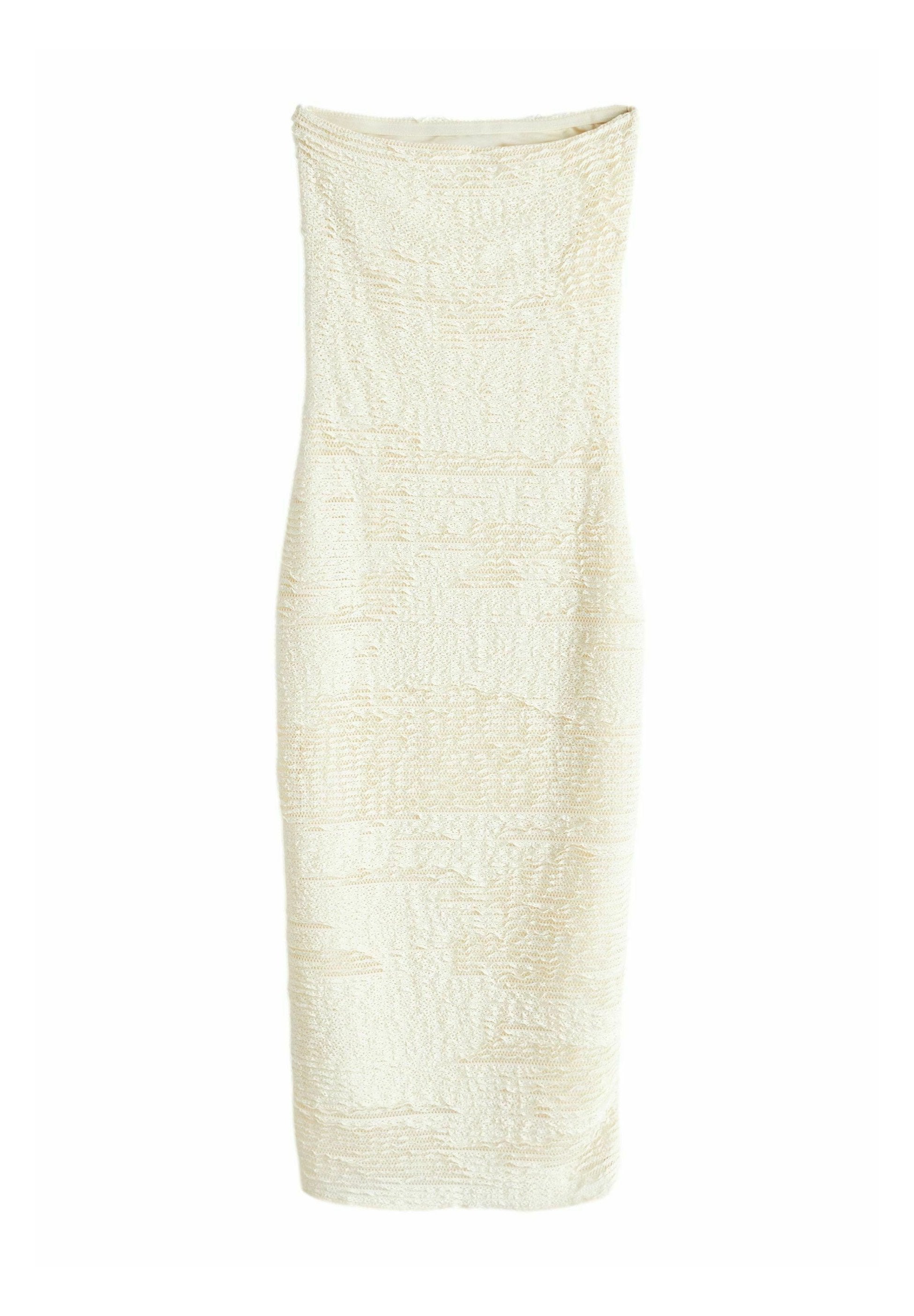 Trägerloses cremefarbenes Midikleid mit strukturiertem Oberflächen, enganliegender Silhouette und glattem Stoff. Keine zusätzlichen Verzierungen oder Muster.