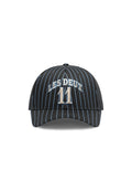 Schwarze Kappe mit vertikalen blauen Streifen. Auf der Vorderseite mit gesticktem Text "LES DEUX" und "11", einem gebogenen Schirm und einem verstellbaren Rücken.