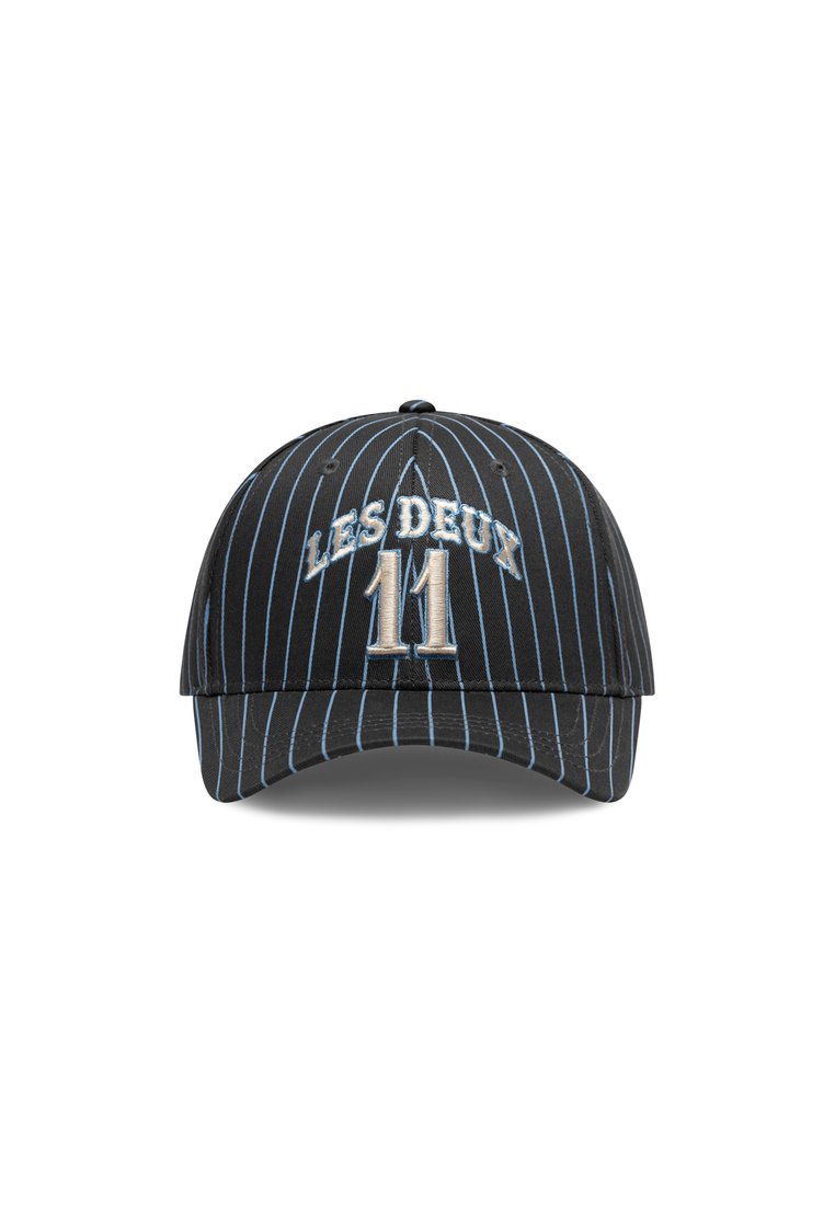 Schwarze Kappe mit vertikalen blauen Streifen. Auf der Vorderseite mit gesticktem Text "LES DEUX" und "11", einem gebogenen Schirm und einem verstellbaren Rücken.