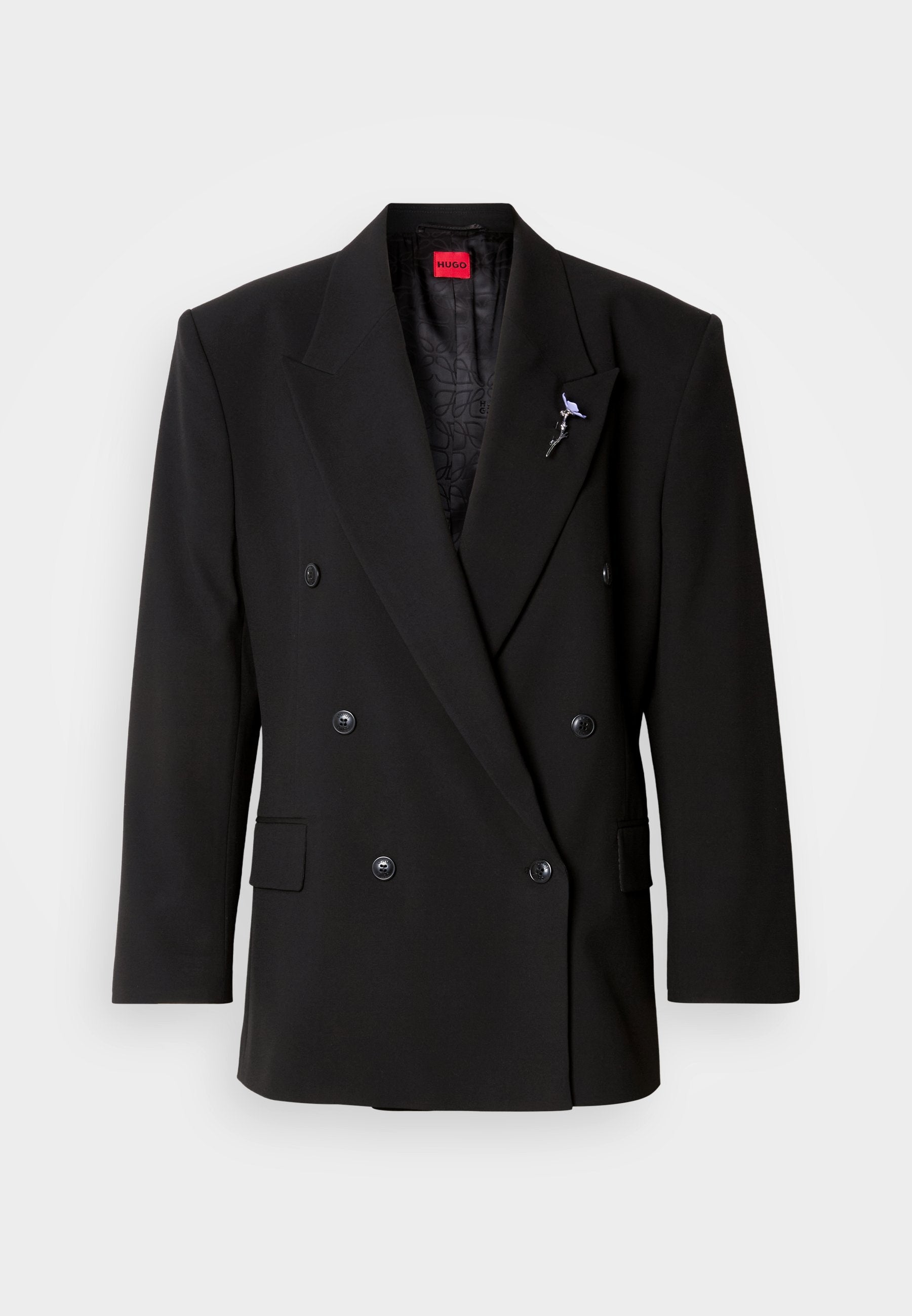 Doppelreihiger schwarzer Blazer mit großen Knöpfen, Reverskragen mit Ausschnitt und einem strukturierten Futter. Verfügt über eine dekorative Anstecknadel am Revers.